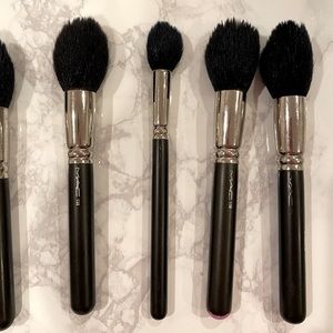MAC Cosmetics 165 makeup brush
